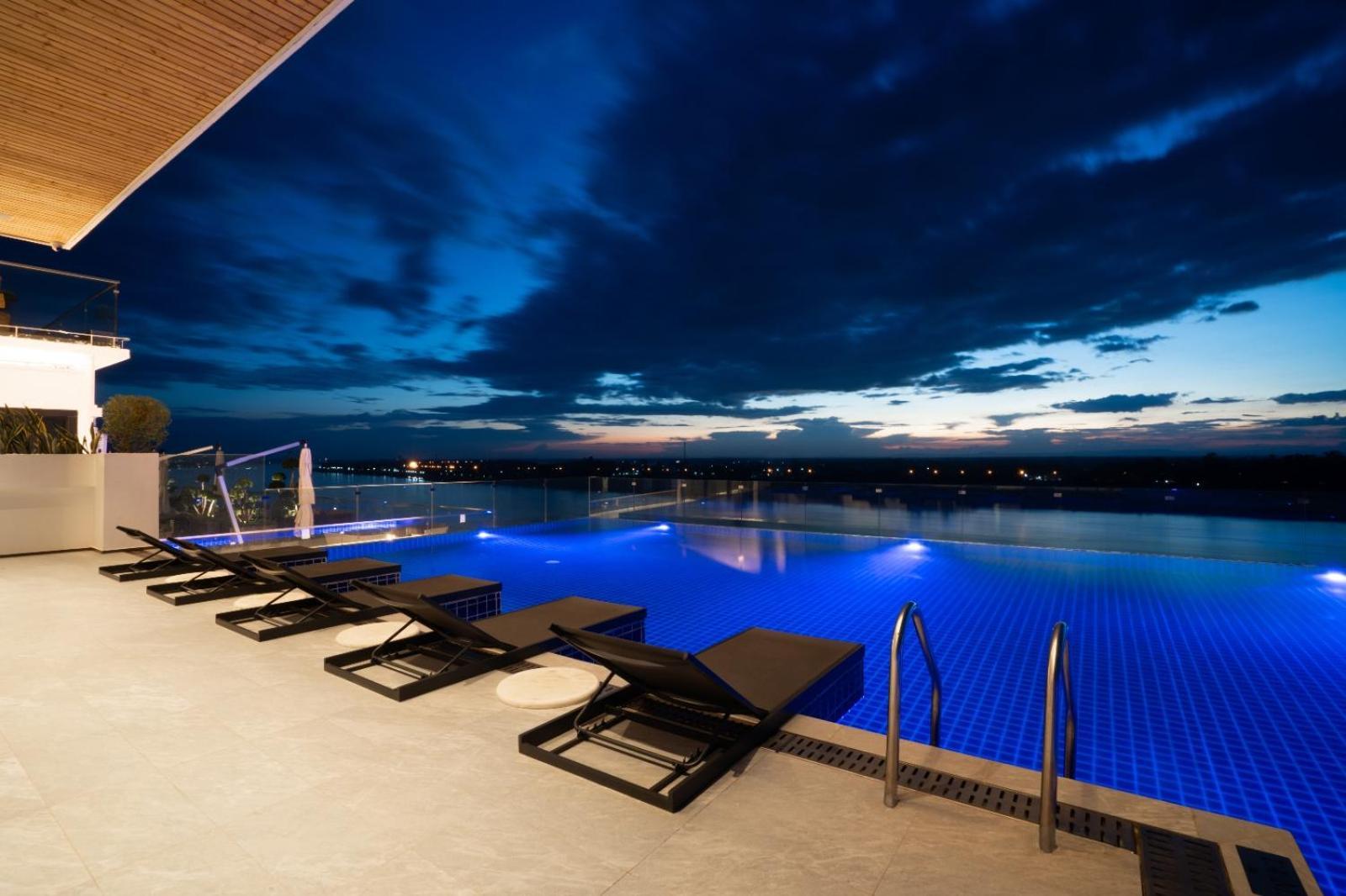 One Riviera Hotel And Residences Ban Souanmone Екстериор снимка
